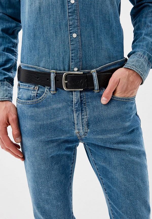 Ремень на мужчине в джинсах